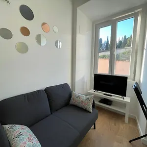 Apartment Comfort By The Garden, Lisbon